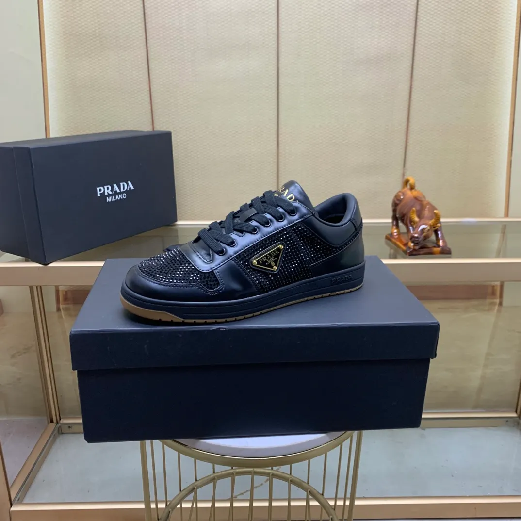 💰660.巜PRADA》Prada: Top 🔝purchasing agent🔍🔍The latest men’s counters are on sale simultaneously, high-quality original calfskin imported from Italy 🇮🇹. Brand logo* (prominent·high-end·noble·class·) exquisite workmanship (imported from Italy🇮🇹 Sole: Original sole provided by the original factory, ⚠️exclusive double-layer activity, TPR rubber, combination outsole; super comfortable, wear-resistant, non-slip, environmentally friendly🌳🌳🌳, real shot🎬The real thing is more beautiful🔍🔍 (high quality, follow the order) code number 38 to 44 (.45 customized)